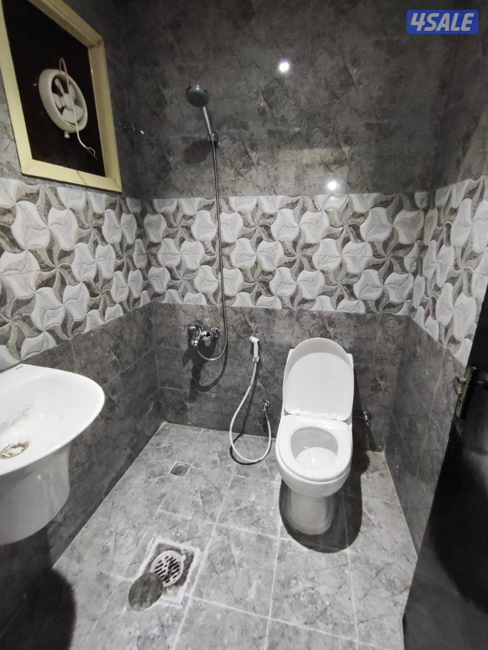 يوجد شقه للايجار غرفه وصاله وحمام مطبخ مساحه كبيره قريبه من جميع الخدم6