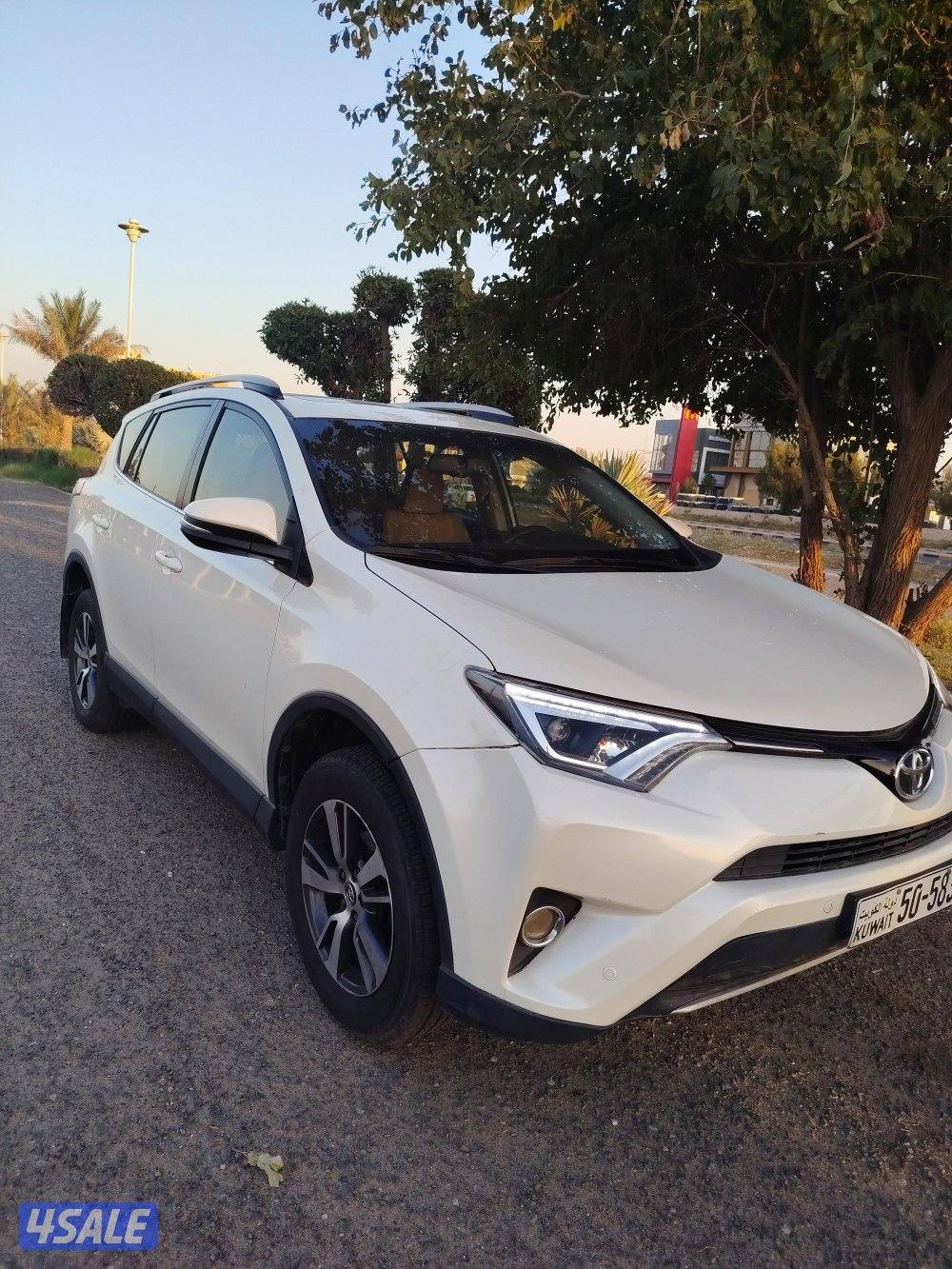 للبيع جيب تويوتا راف فور موديل2018 فل فتحه بصمه لحالةلوكالةشرط الفحص0