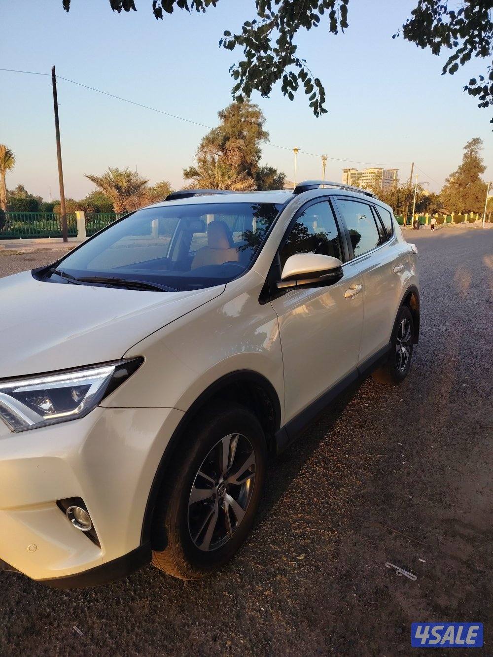 للبيع جيب تويوتا راف فور موديل2018 فل فتحه بصمه لحالةلوكالةشرط الفحص1