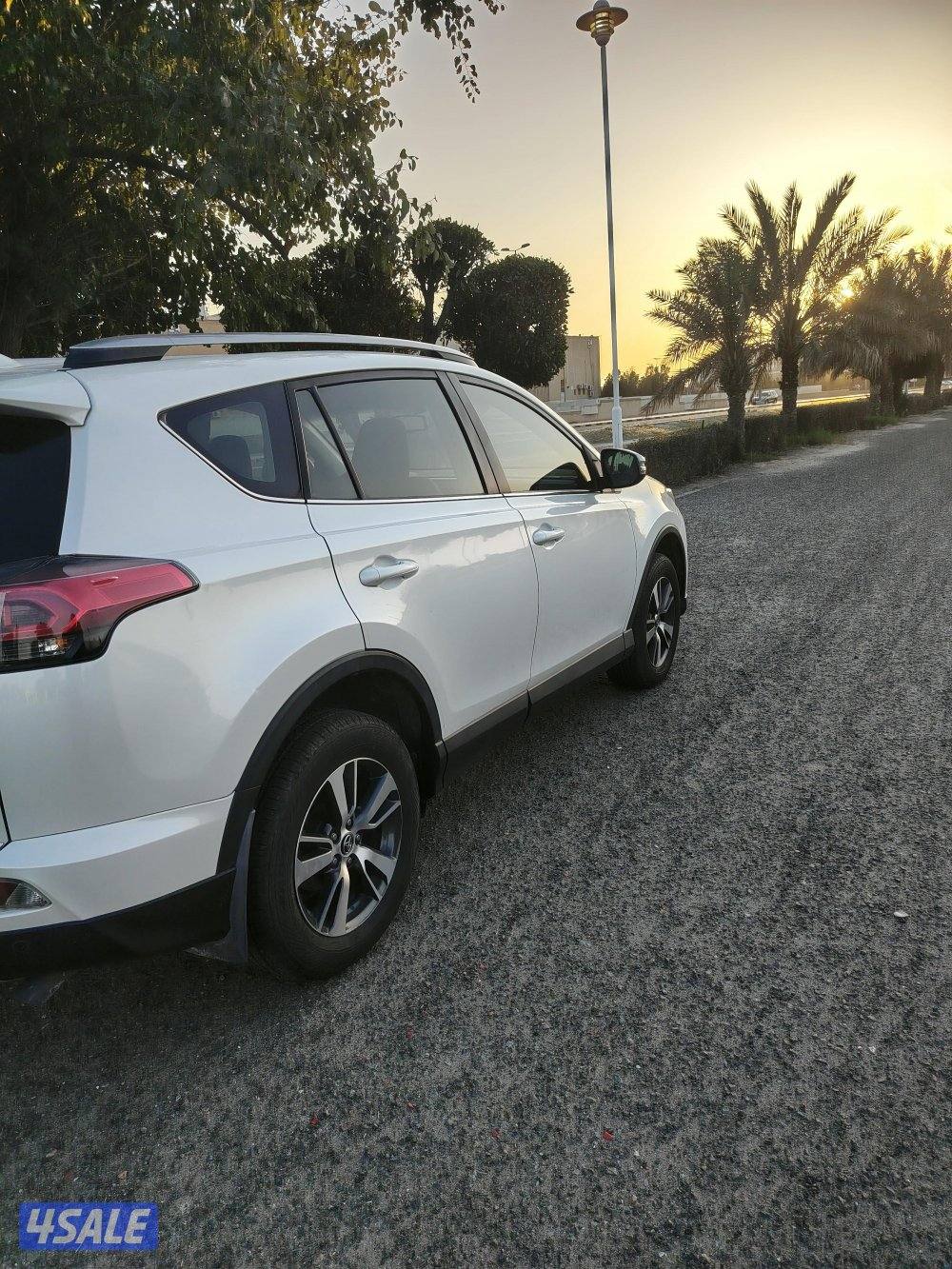 للبيع جيب تويوتا راف فور موديل2018 فل فتحه بصمه لحالةلوكالةشرط الفحص3