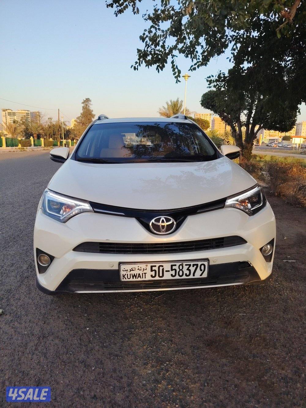 للبيع جيب تويوتا راف فور موديل2018 فل فتحه بصمه لحالةلوكالةشرط الفحص4