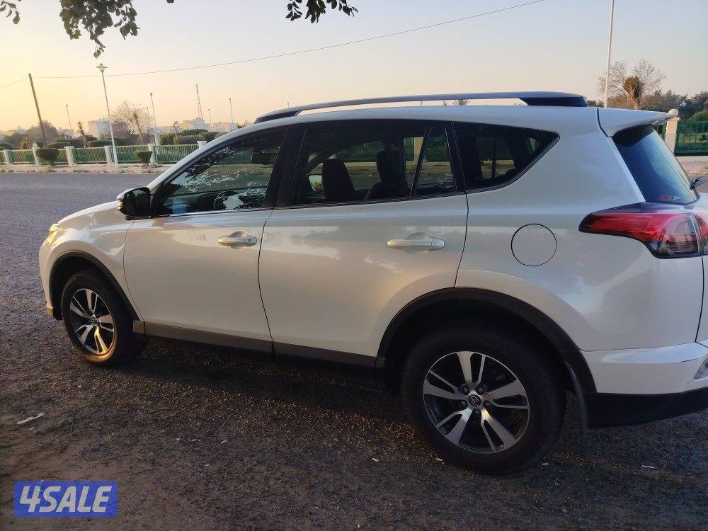 للبيع جيب تويوتا راف فور موديل2018 فل فتحه بصمه لحالةلوكالةشرط الفحص5