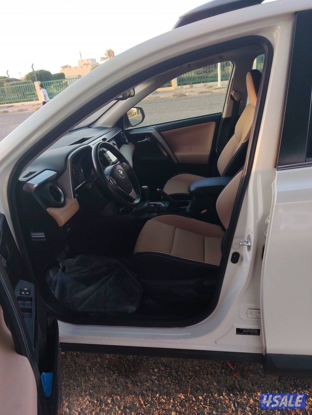 للبيع جيب تويوتا راف فور موديل2018 فل فتحه بصمه لحالةلوكالةشرط الفحص8