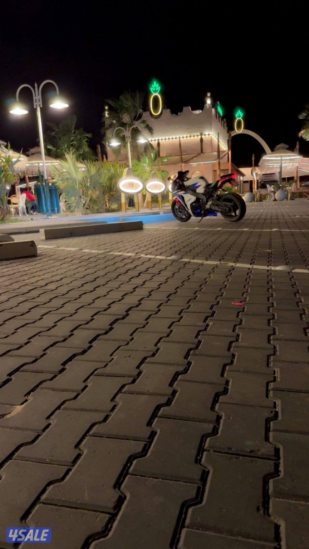 للبيع سي بي ار ١٠٠٠ ار ار ٢٠١٠ بيمه سنه كفرات وسيرفس جديد0