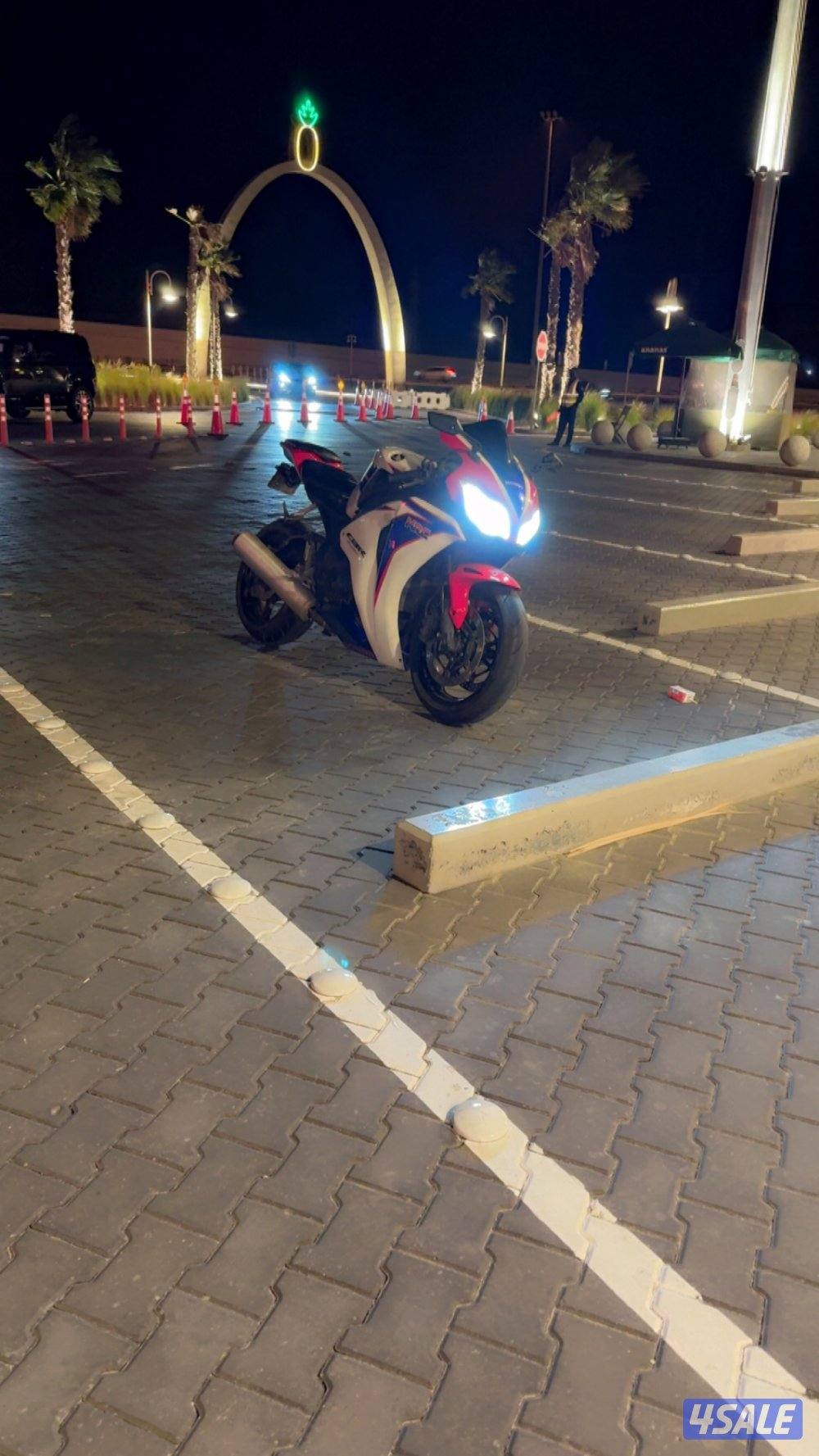 للبيع سي بي ار ١٠٠٠ ار ار ٢٠١٠ بيمه سنه كفرات وسيرفس جديد1