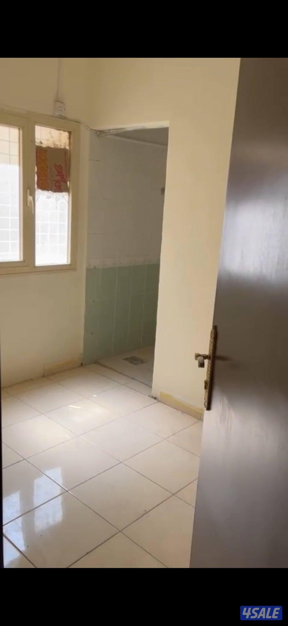 شقه ٣ غرف +غرفه مدبره منزل + حمامين + صاله + مطبخ ( غرفه منهم ماستر)1