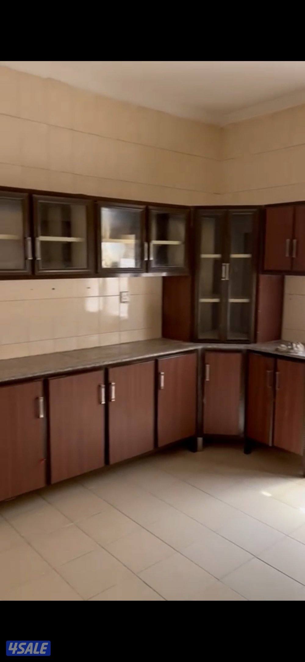 شقه ٣ غرف +غرفه مدبره منزل + حمامين + صاله + مطبخ ( غرفه منهم ماستر)2