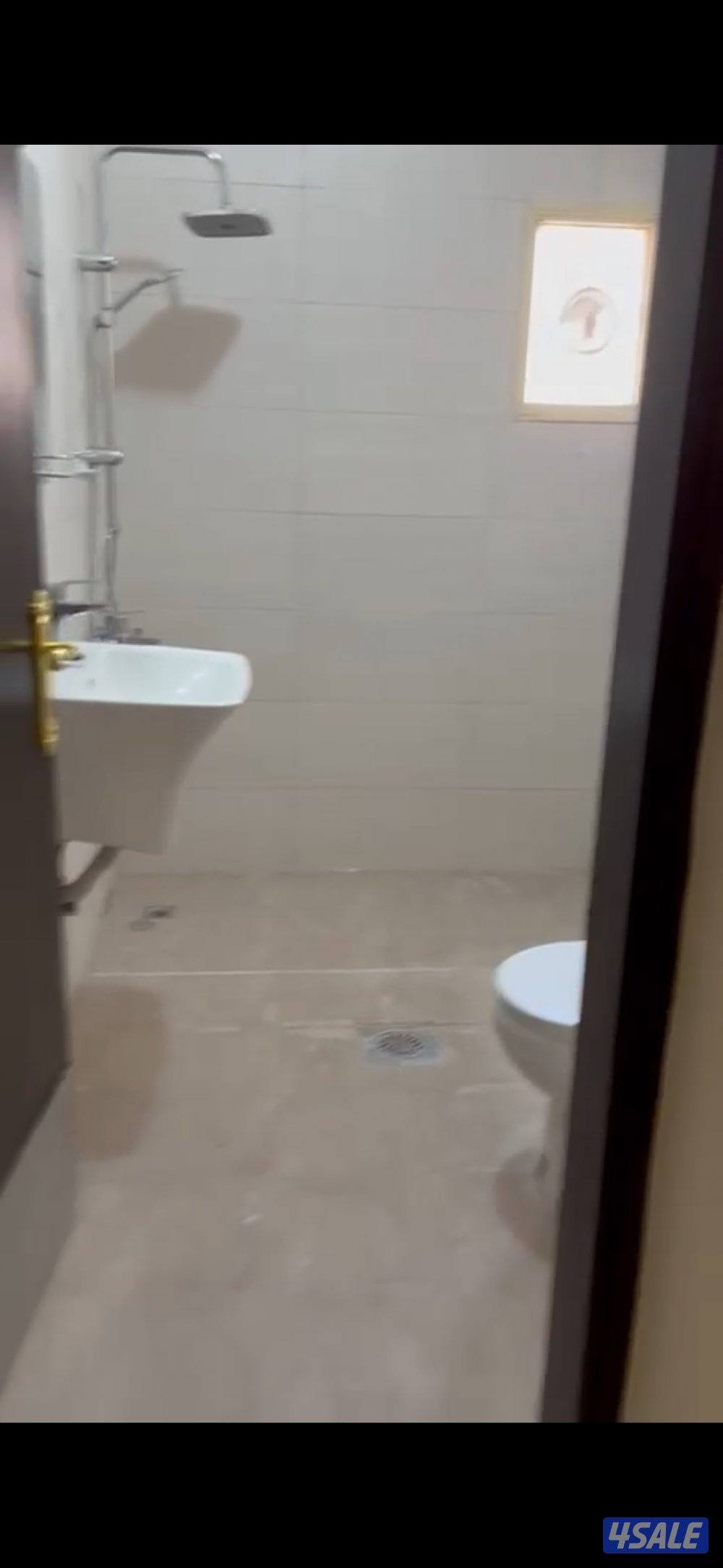 شقه ٣ غرف +غرفه مدبره منزل + حمامين + صاله + مطبخ ( غرفه منهم ماستر)3