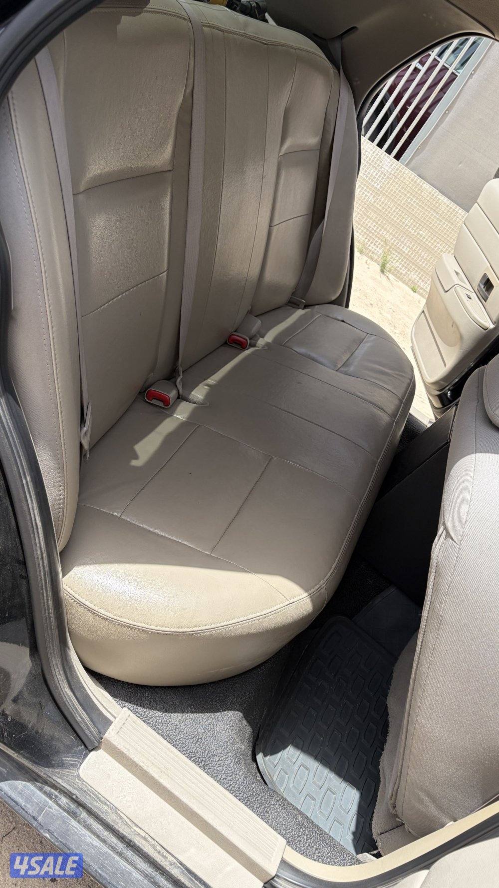 للبيع فورد فكتوريا 2009 دورية أصلي وارد كندا بحالة ممتازة ،6