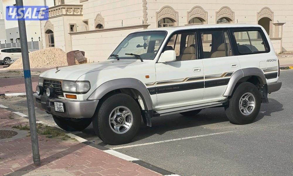 للبيع لاندكروزر vxr موديل ١٩٩٧ ، قير عادي ،سبير علاق ، اللون ابيض0