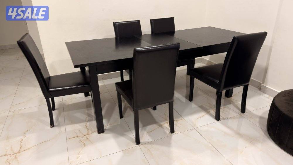 Black Table, 174cm/1.74m by 94cm/0.94m, could expand and has chairs0