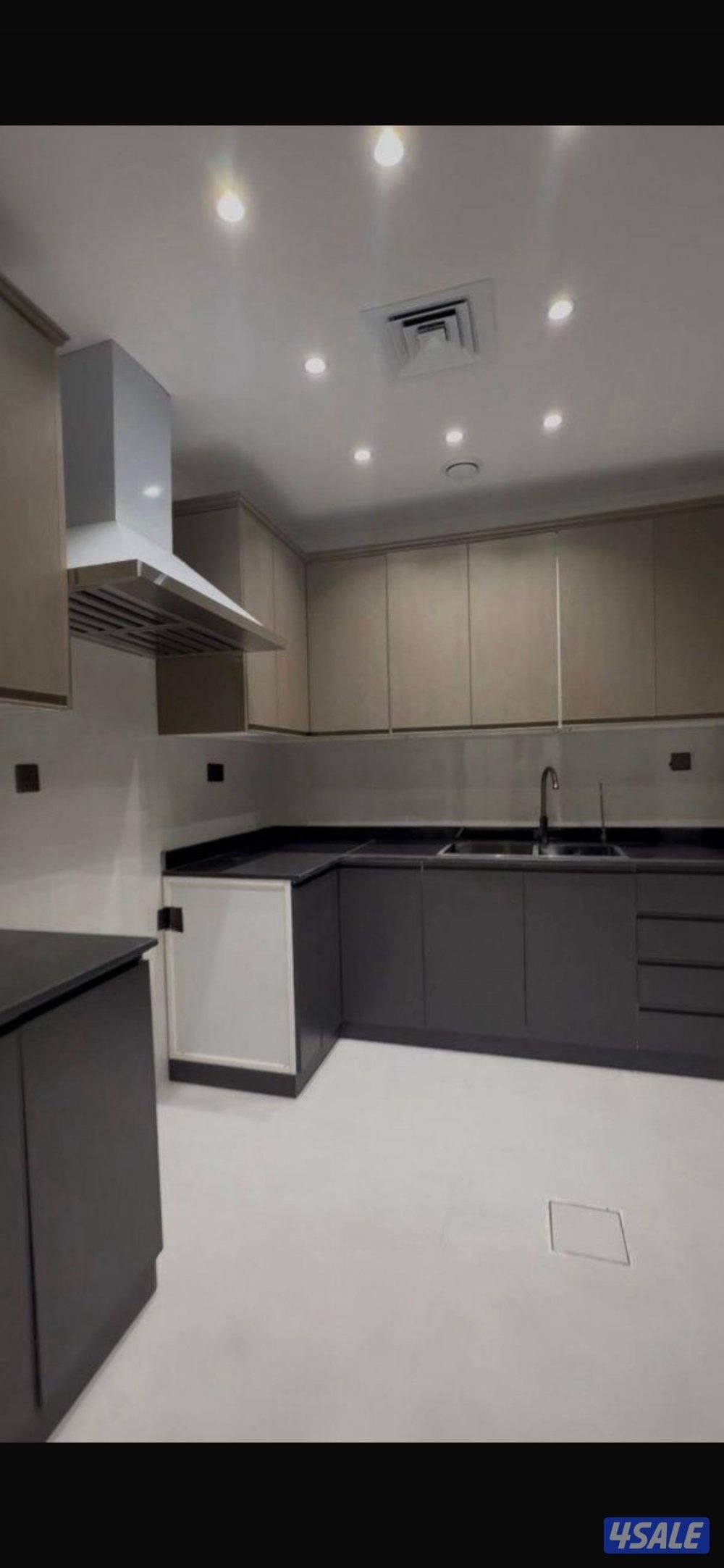 غرفة ماستر +غرفتين بينهم حمام+ غرف للخدم مع حمام + مطبخ + صالة0