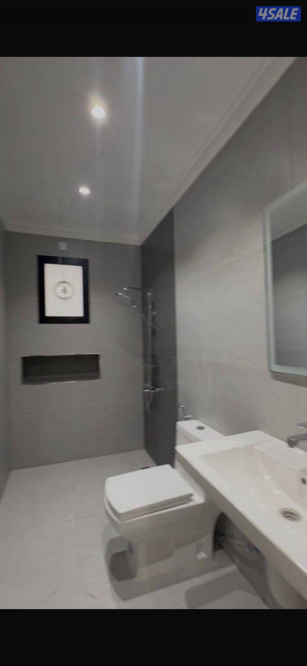 غرفة ماستر +غرفتين بينهم حمام+ غرف للخدم مع حمام + مطبخ + صالة1