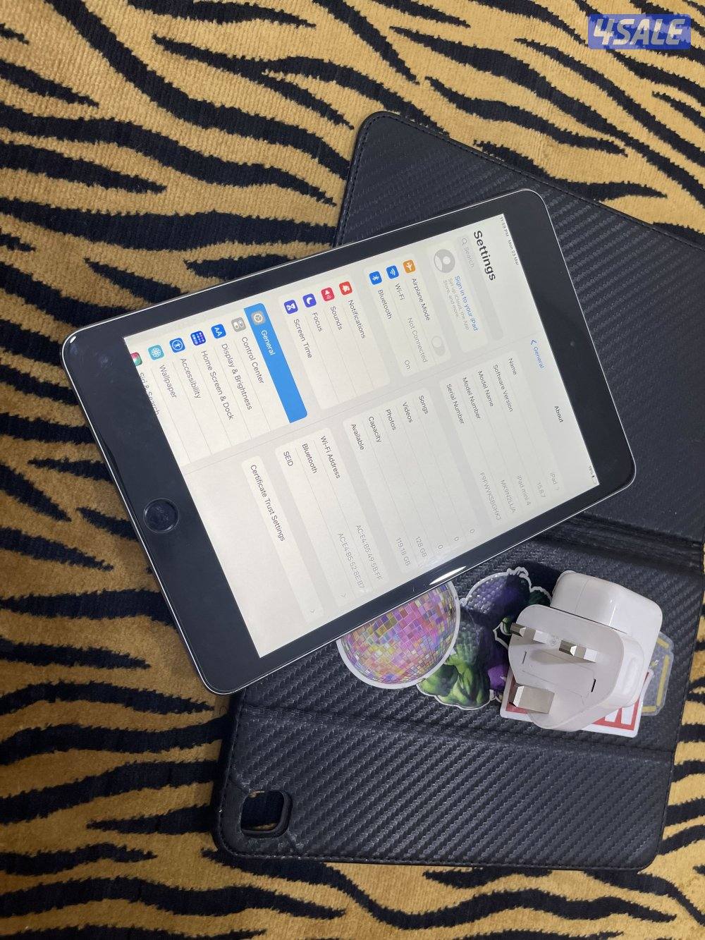 ايباد ابل ميني 4 ذهبي 128 قيقا مع اغراضه شغال تمام3