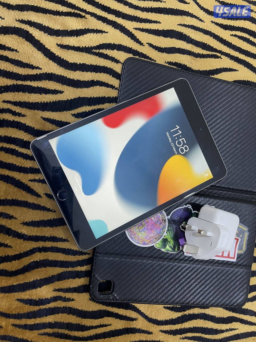 ايباد ابل ميني 4 ذهبي 128 قيقا مع اغراضه شغال تمام4