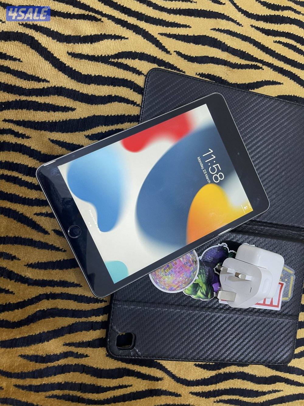 ايباد ميني 4 فور 128 قيقا مع الشاحن1