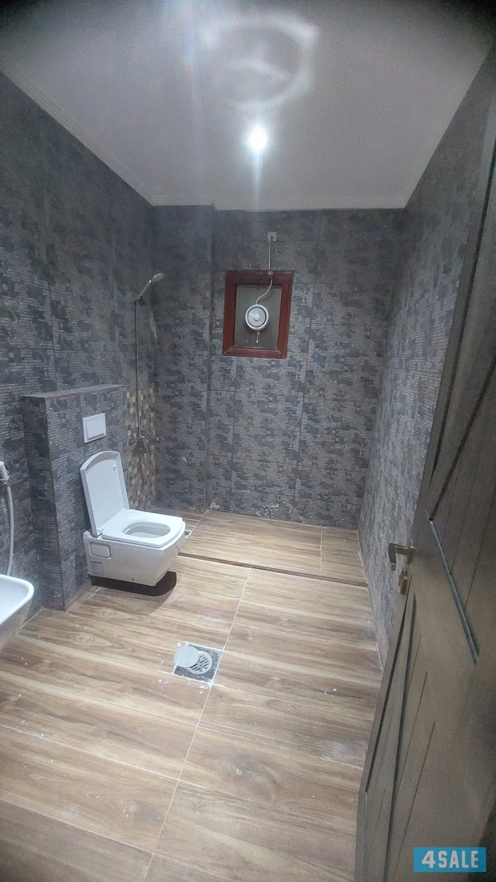 شقق تجارية وسكنية للإيجار في السالمية على الدائري الخامس4