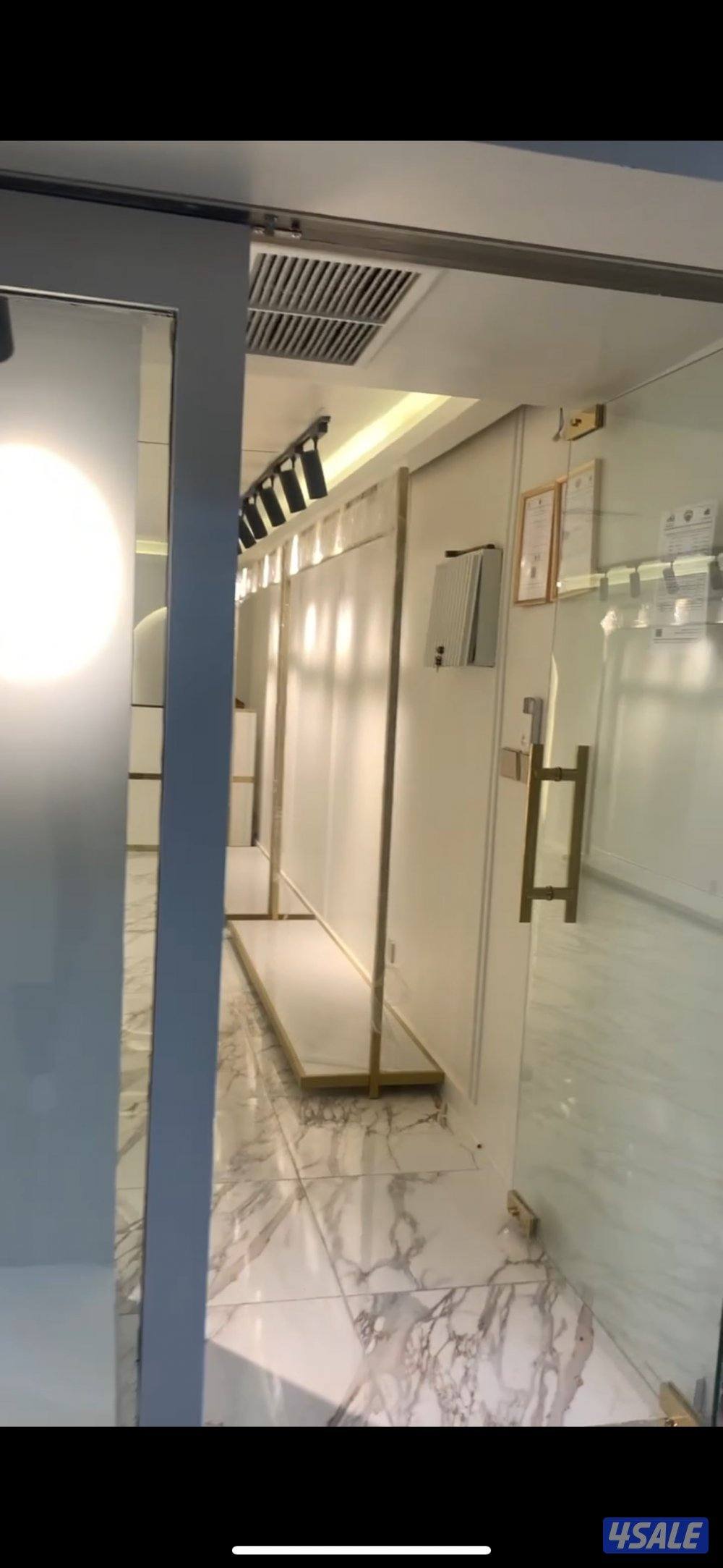 للبيع مجمع زهره السالمية، محل ملابس - البيع١٠ الاف دينار و الاجار ٥٧٠1