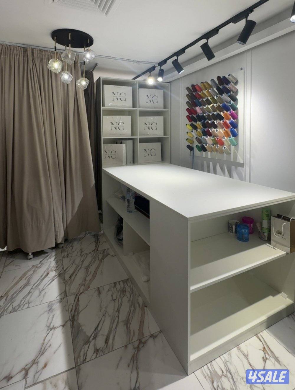 للبيع مجمع زهره السالمية، محل ملابس - البيع١٠ الاف دينار و الاجار ٥٧٠2