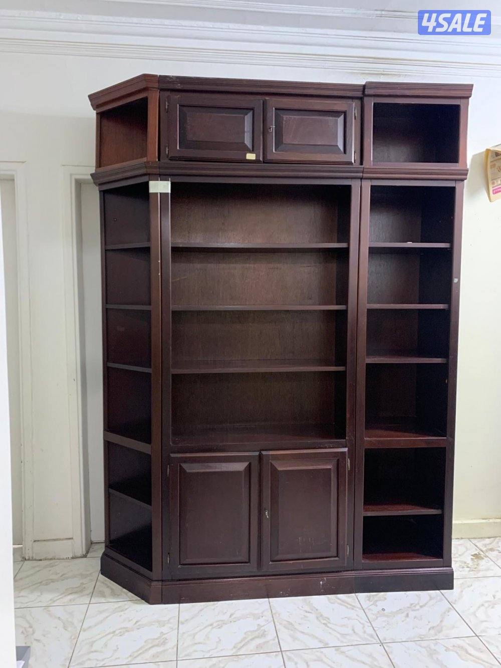 Bookshelf and displayed Boufet0