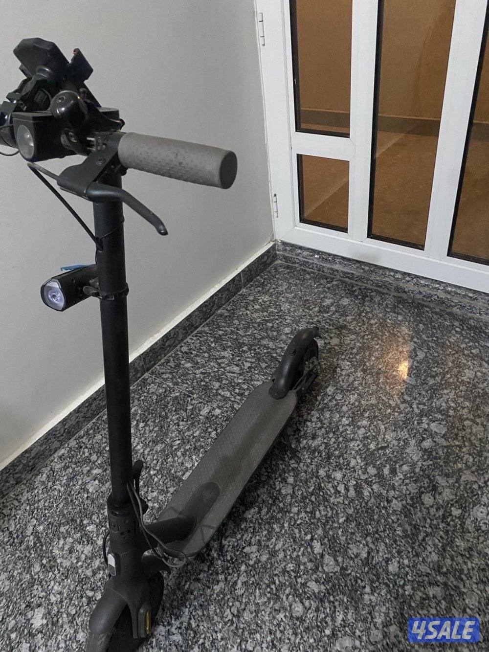 سكوتر كهربائي جوده عاليه سرعته 25 كم استخدام خفيف السعر قابل للتفاوض3