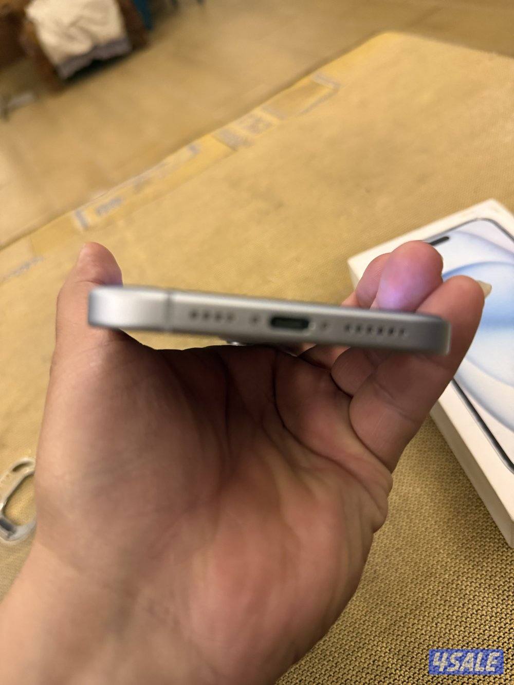 هاتف ايفون 15بلس مساحه 512جيجا بطاريه 89% مع الكرتون لايوجد اي زلغ2