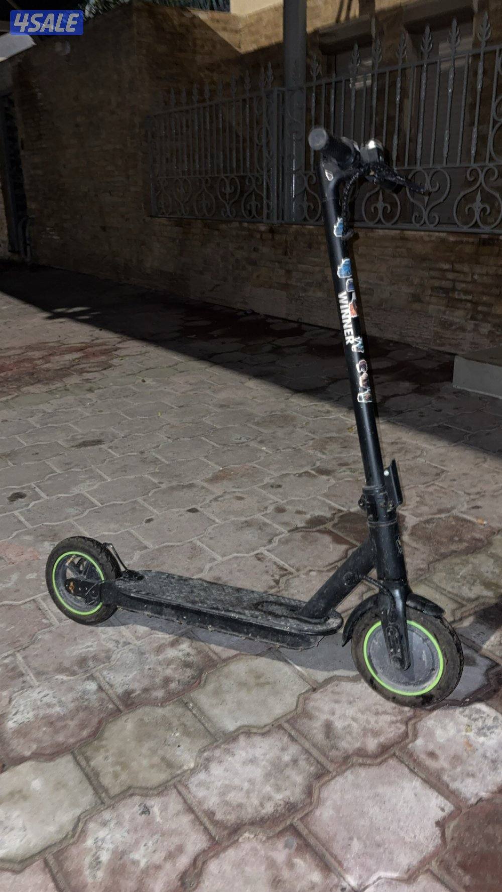 السكوتر سرعة ٤٠ الي ٤٥ بس لايوجد معاه واير شحن يعني السكوتر طافي0