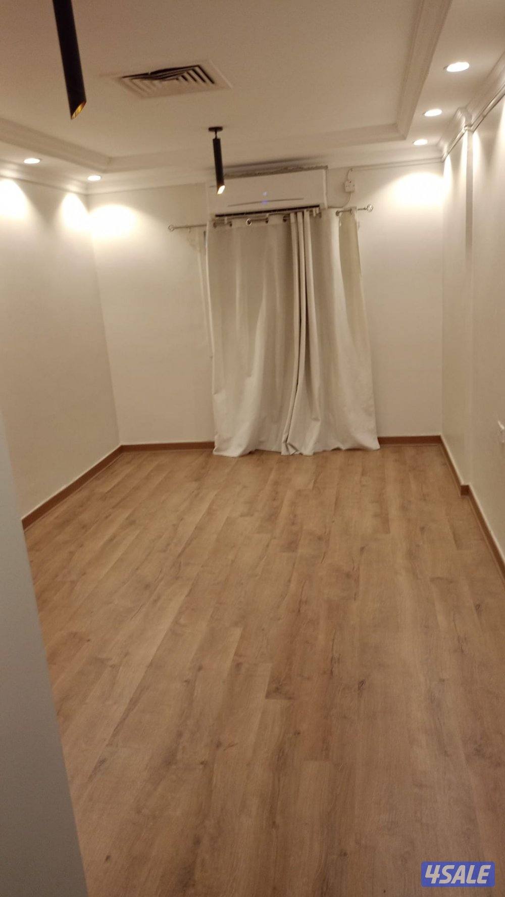 شقه للإيجار غرفه وصاله وحمام ومطبخ جاهزه للتسليم فوري متاح كويتي او وا0