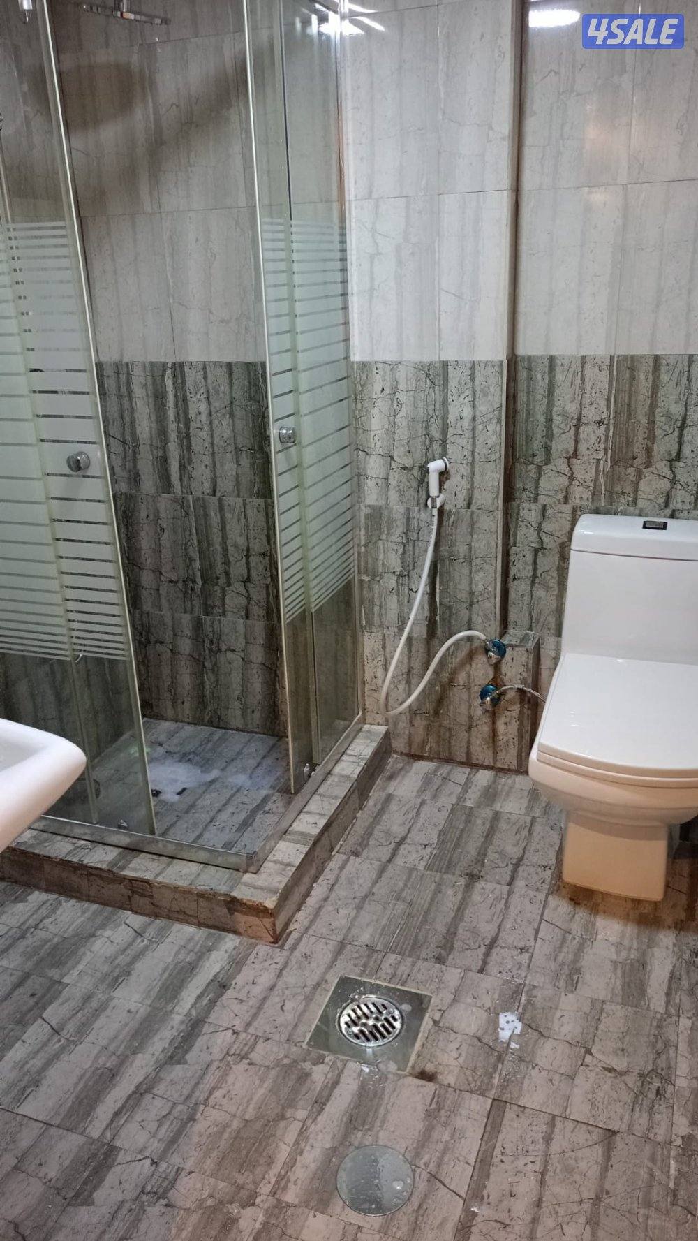 شقه للإيجار غرفه وصاله وحمام ومطبخ جاهزه للتسليم فوري متاح كويتي او وا3