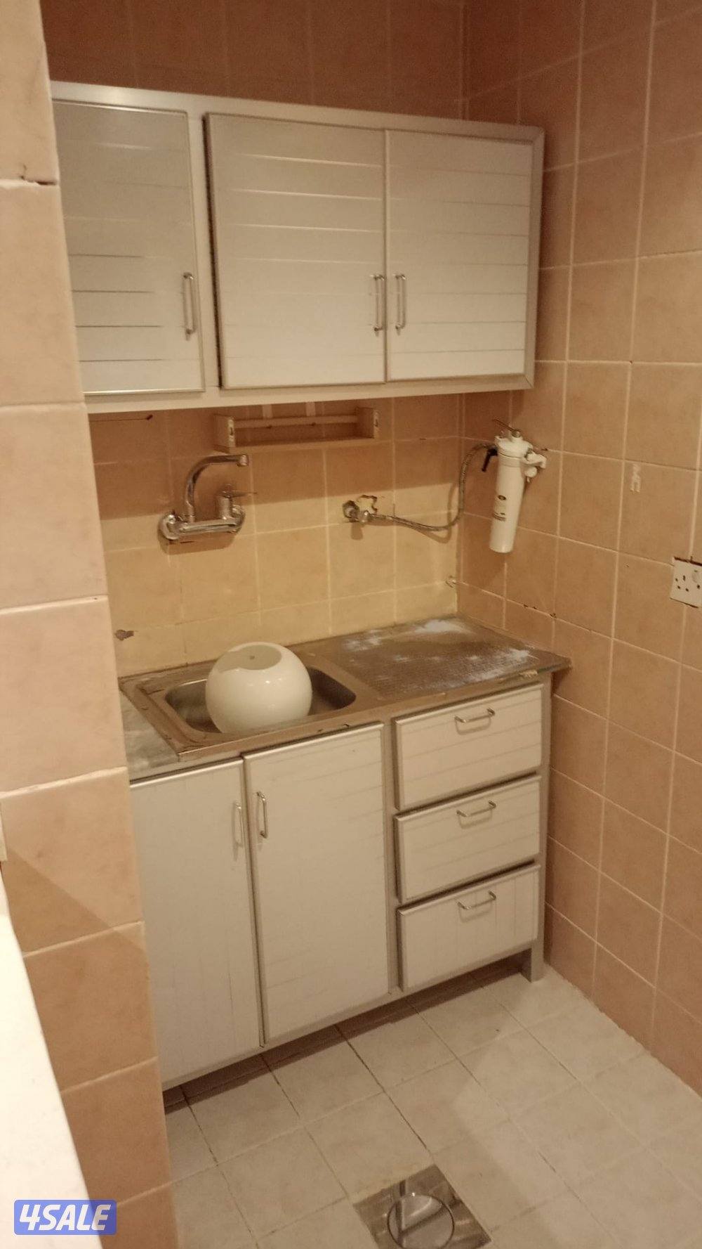 شقه للإيجار غرفه وصاله وحمام ومطبخ جاهزه للتسليم فوري متاح كويتي او وا4