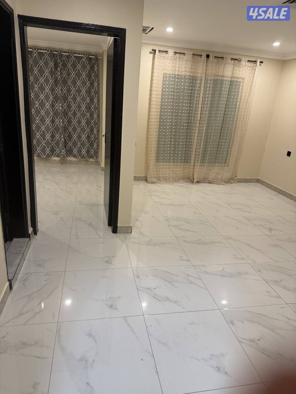 يوجد لدينا شقق الايجار غرفه وصاله  ومطبخ وحمام خلو وفاضي الاستلام فوري9