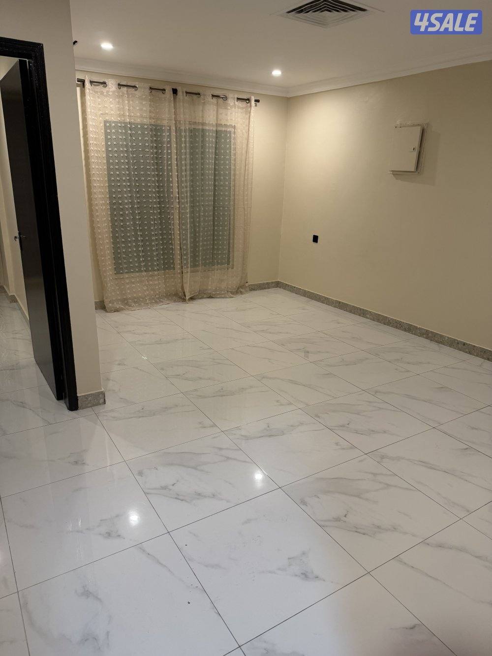 يوجد لدينا شقق الايجار غرفه وصاله  ومطبخ وحمام خلو وفاضي الاستلام فوري10