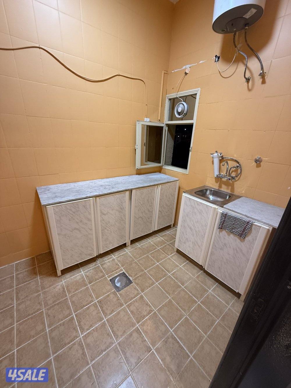 يوجد لدينا شقق الايجار غرفه وصاله  ومطبخ وحمام خلو وفاضي الاستلام فوري13