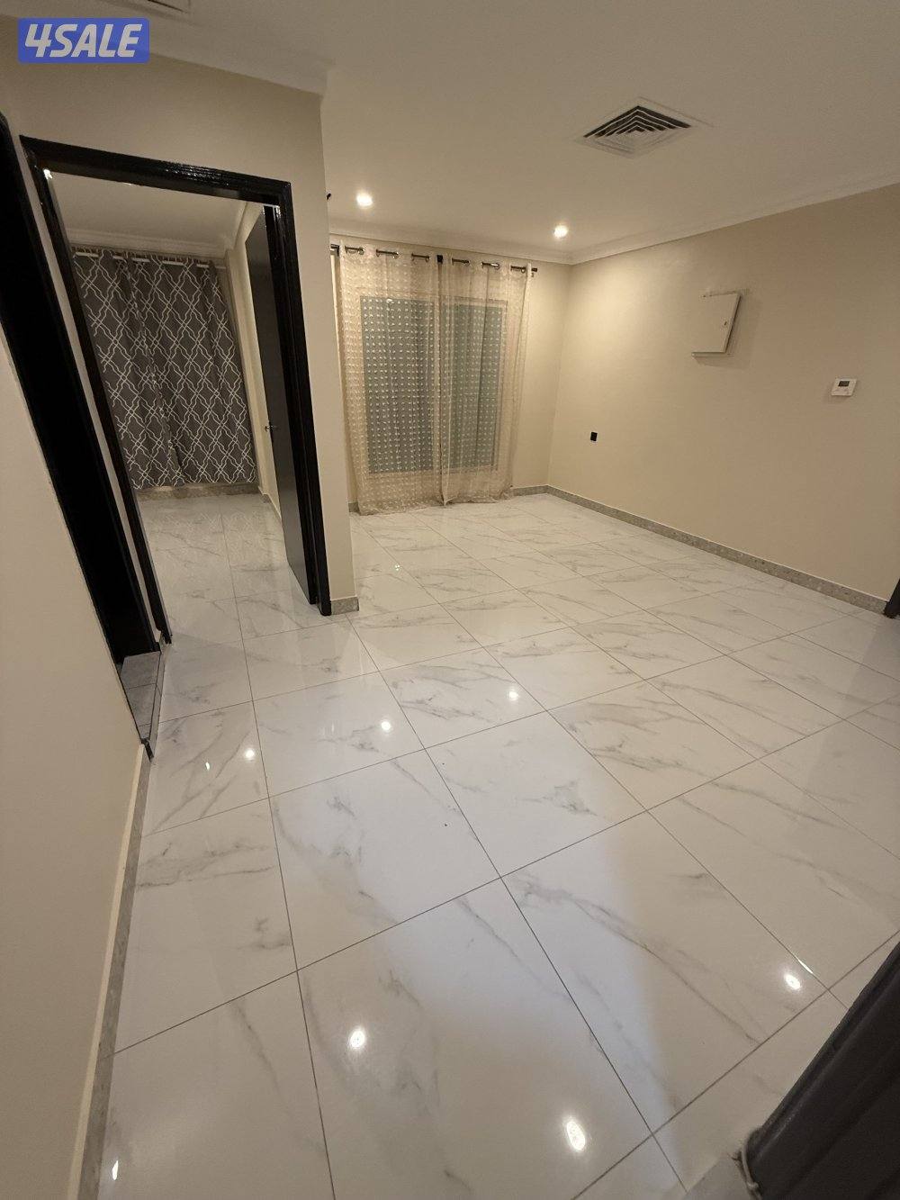 يوجد لدينا شقق الايجار غرفه وصاله  ومطبخ وحمام خلو وفاضي الاستلام فوري15