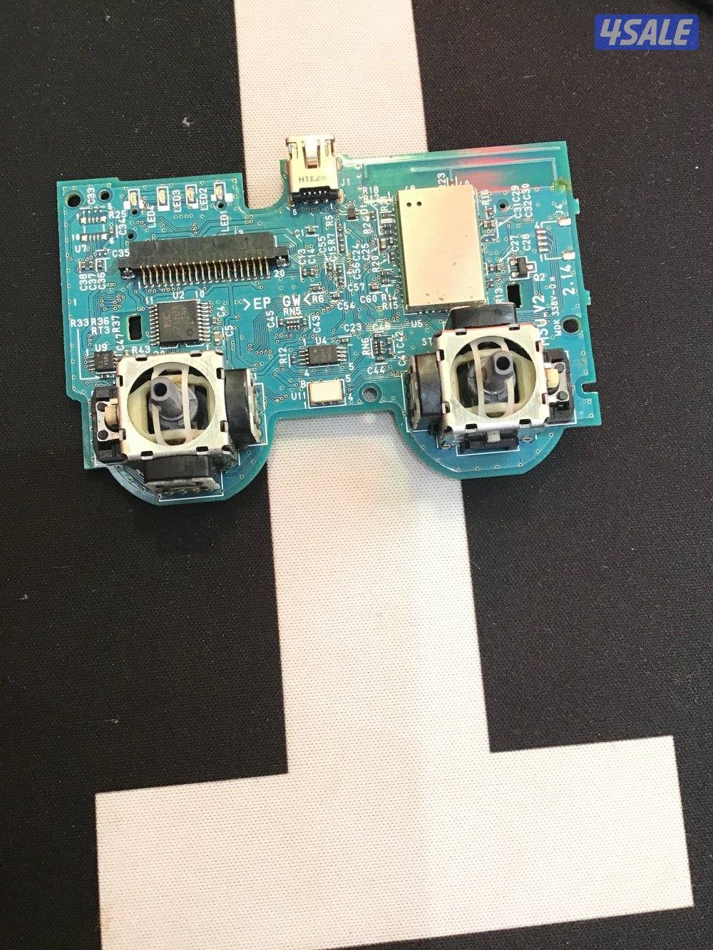 ‏المتحكم الأساسي الذي في يد بلاستيشن ٣ ‏الأصلي0