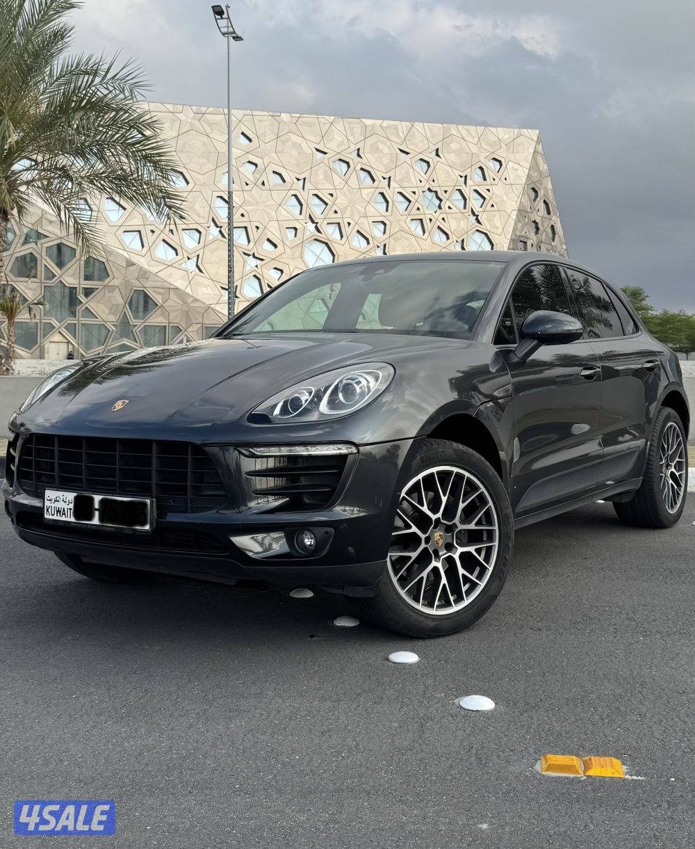 Porsche Macan0