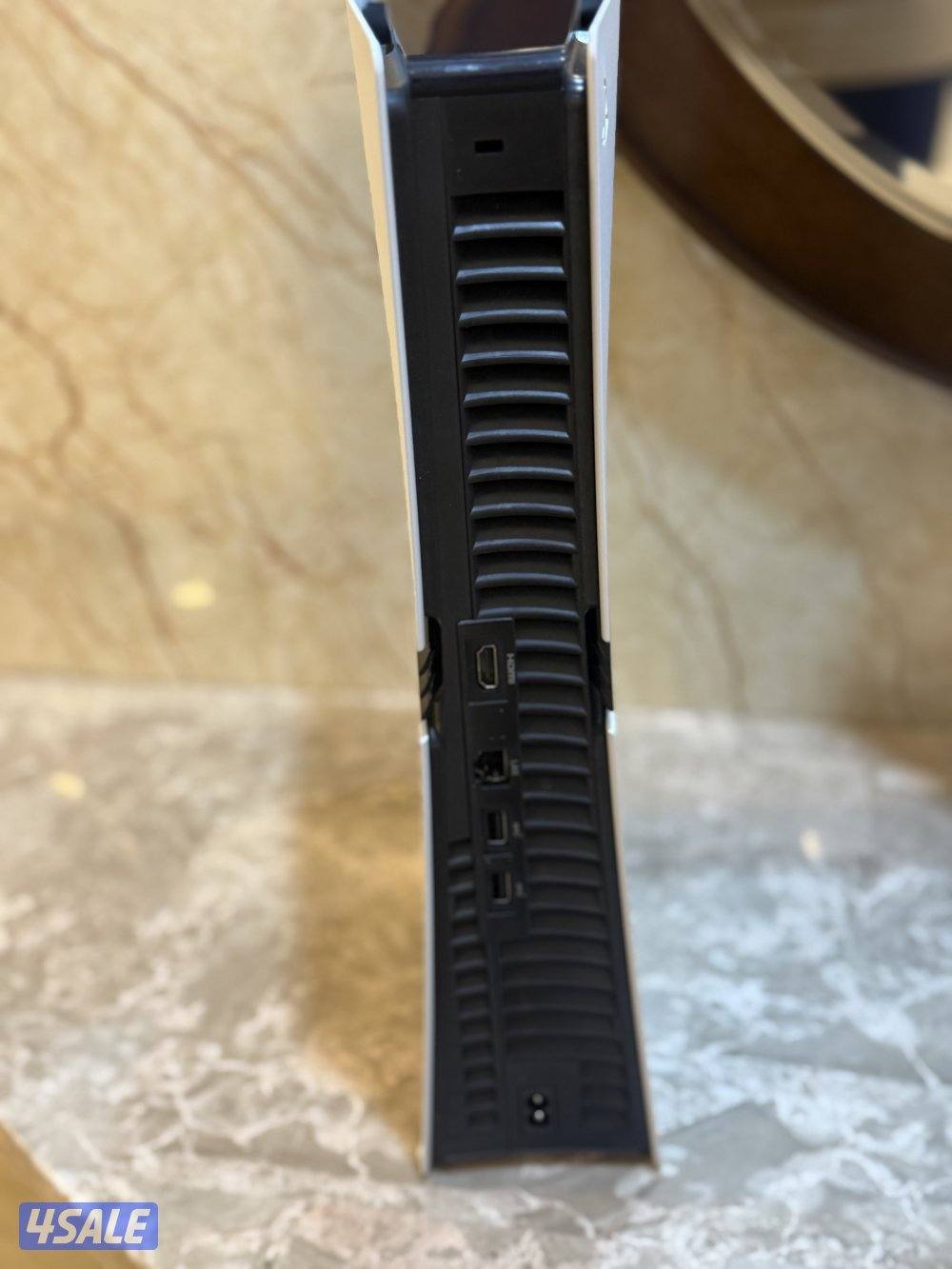 للبيع بلاستيشن فايف برو جهاز شبه يديده مع كرتون يده ويرات3