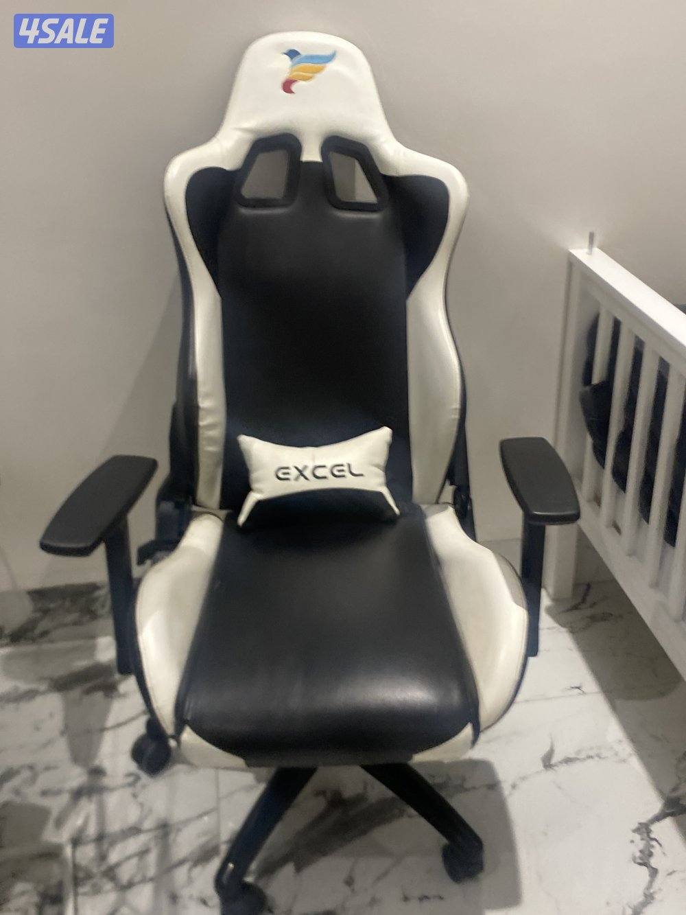 طاولة قيمنق حرف Tالطاولة نظيفة  وايضاً كرسي قيمنق نظيف0