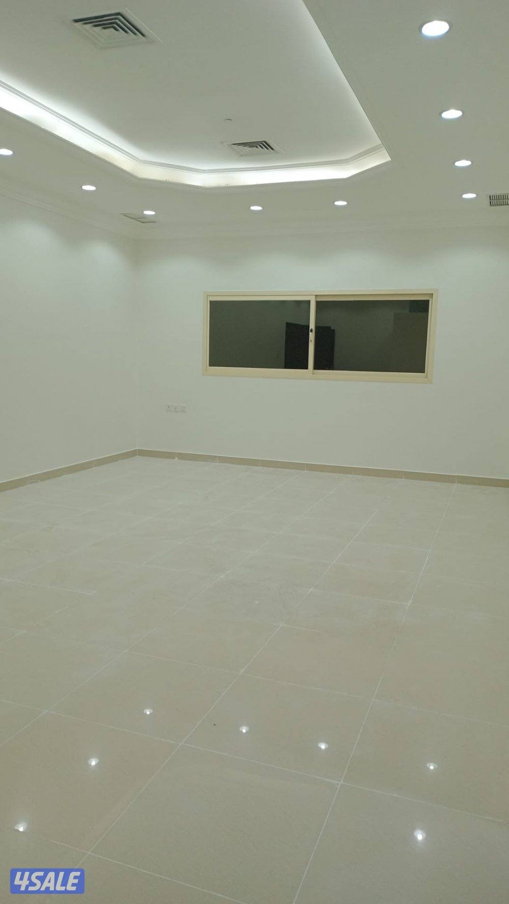 شقةسوبرديلوكس تتكون من 3غرف وصاله كبيره ومطبخ كبير وغرفه خ0