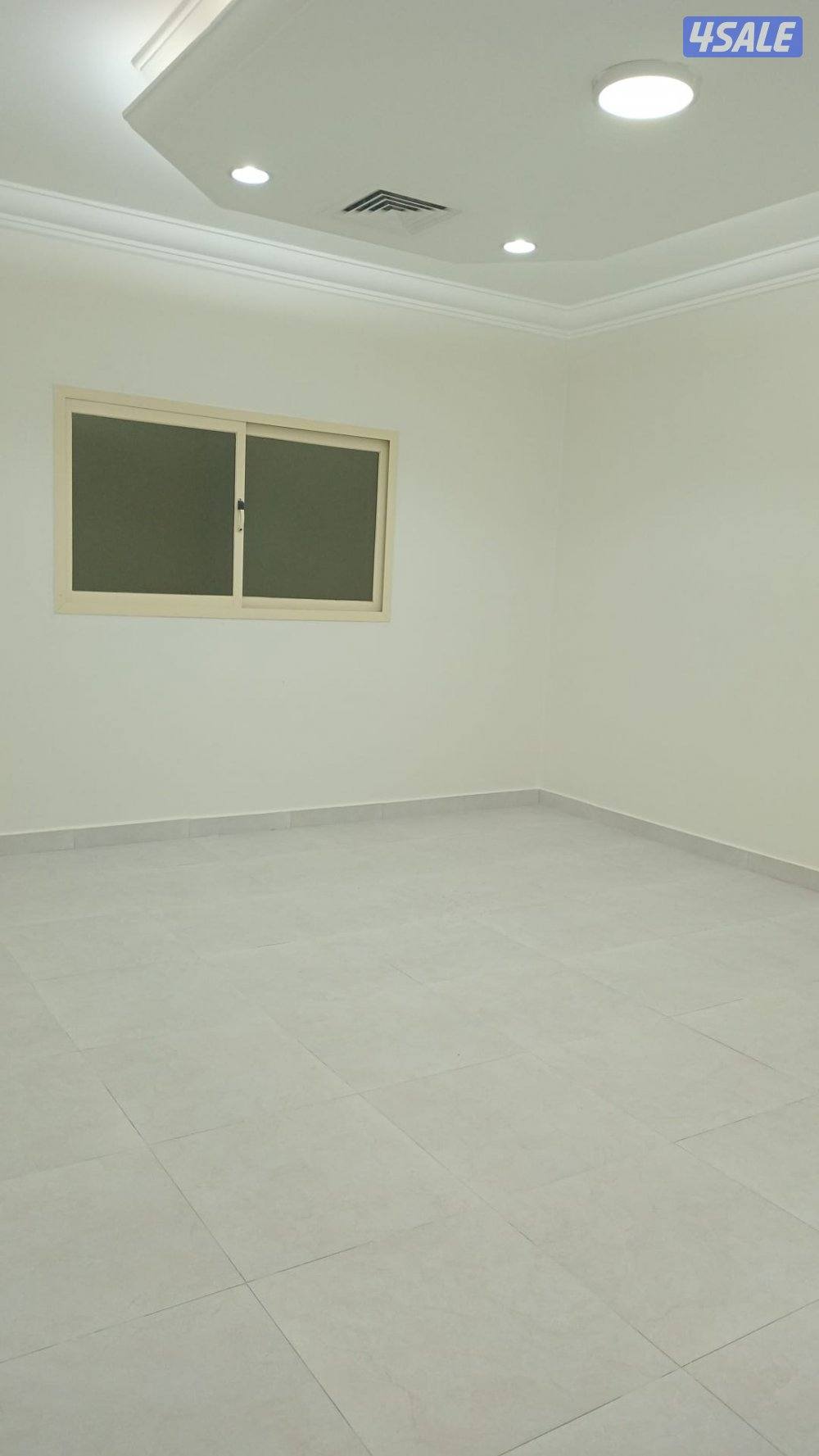 شقةسوبرديلوكس تتكون من 3غرف وصاله كبيره ومطبخ كبير وغرفه خ1