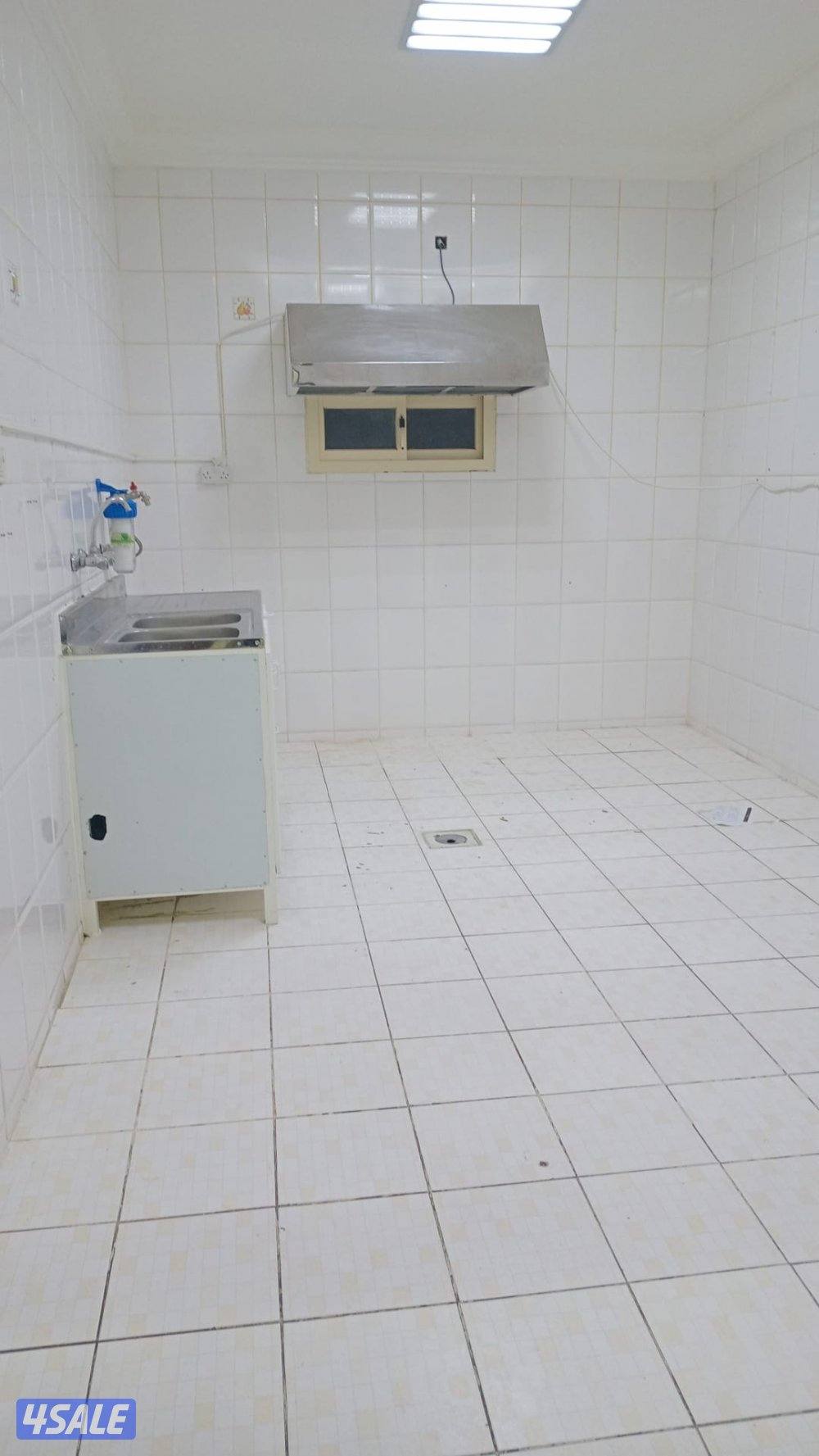 شقةسوبرديلوكس تتكون من 3غرف وصاله كبيره ومطبخ كبير وغرفه خ2