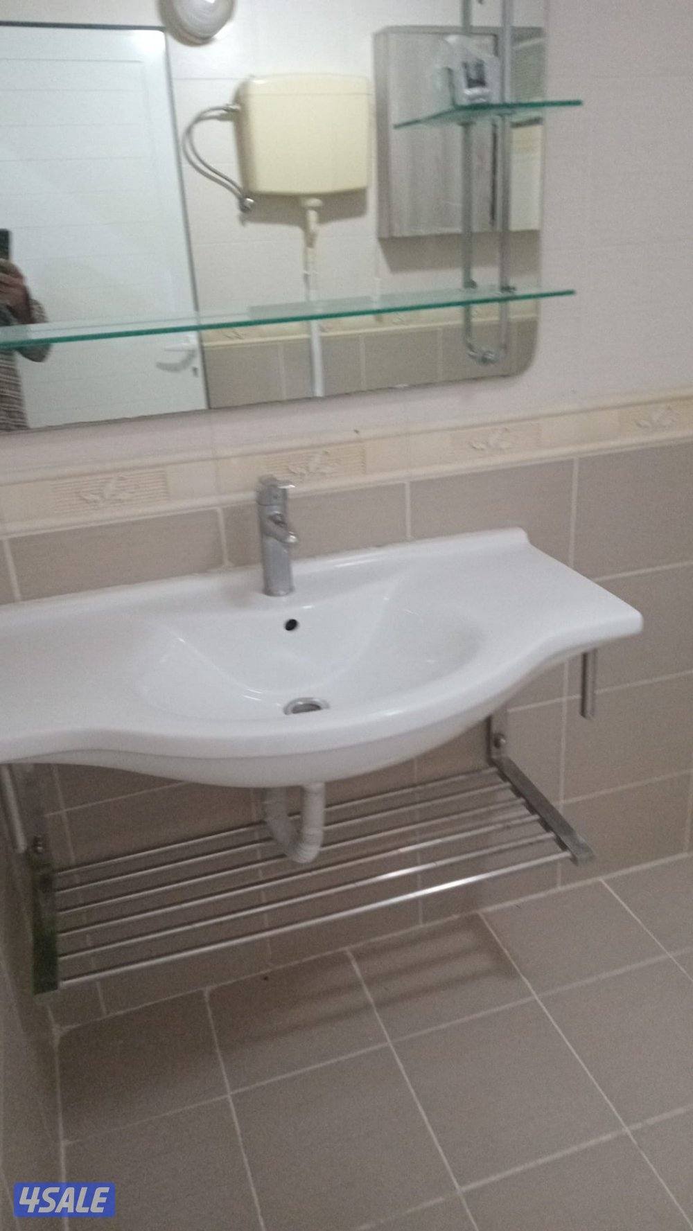 شقةسوبرديلوكس تتكون من 3غرف وصاله كبيره ومطبخ كبير وغرفه خ4