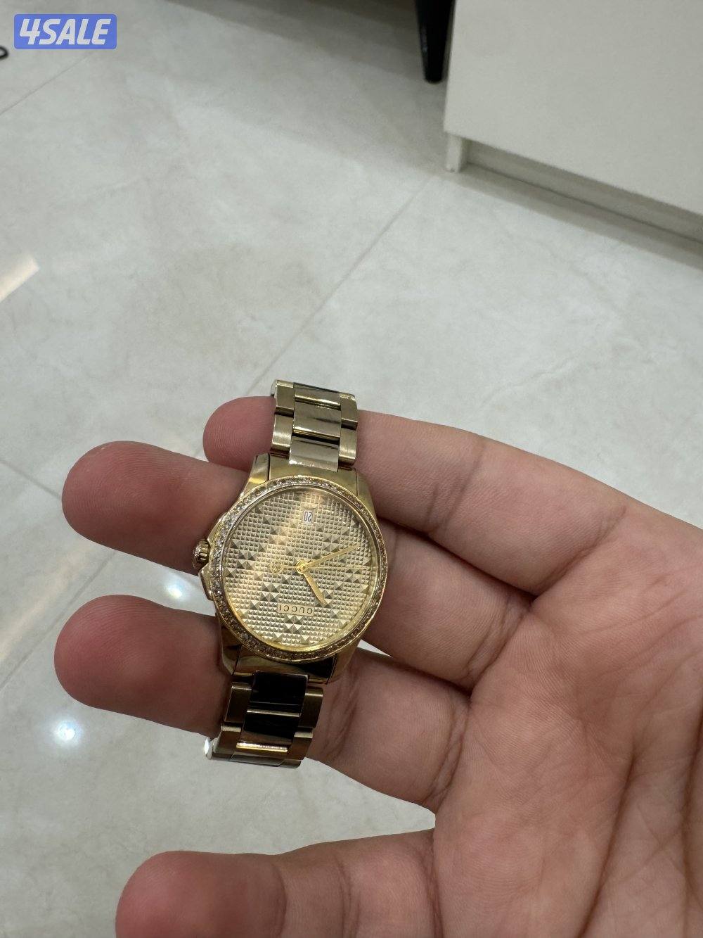 ساعه يد نسائية من قوتشي نظيفه وشبه جديده بتصميم فاخر0