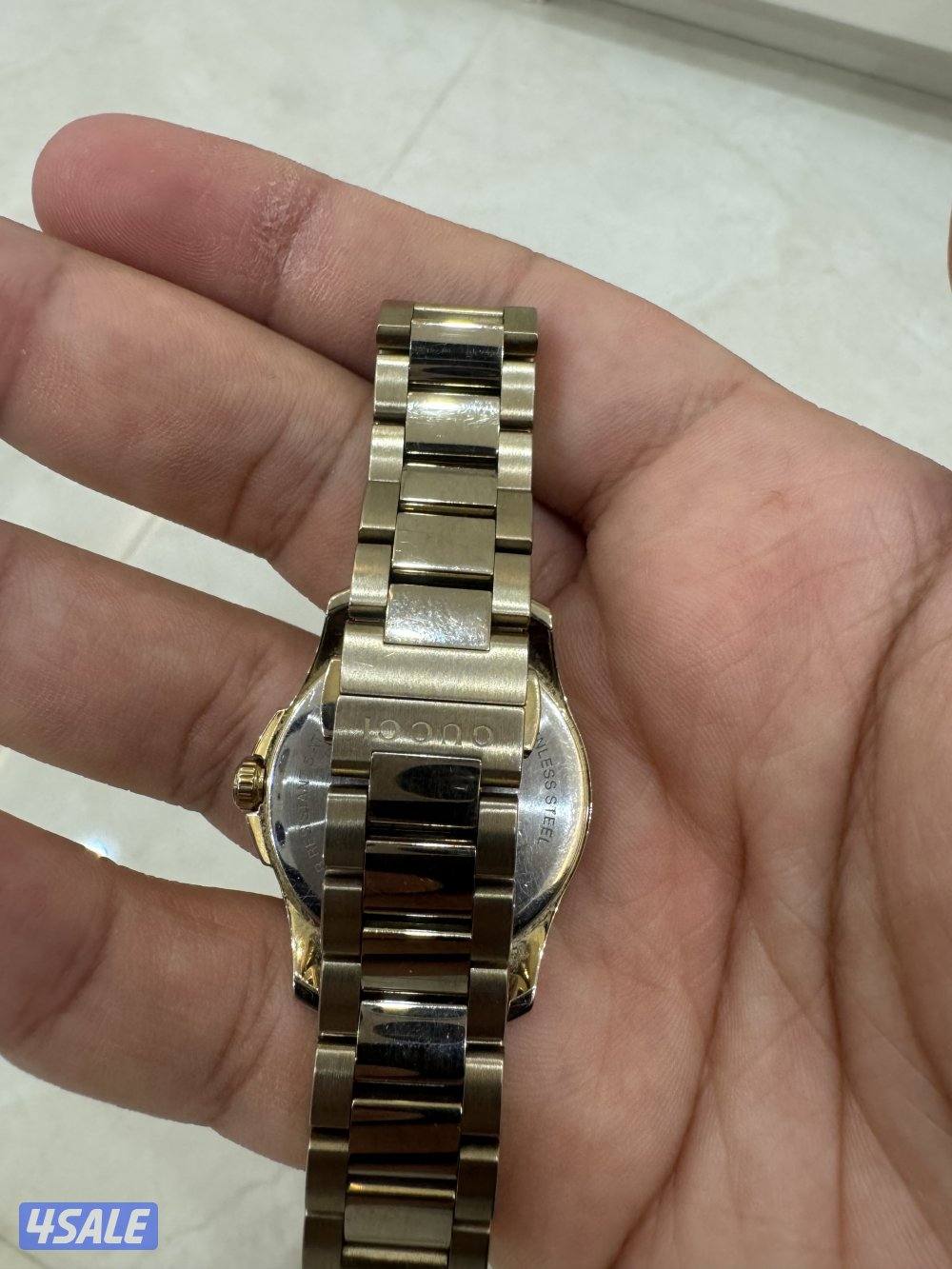 ساعه يد نسائية من قوتشي نظيفه وشبه جديده بتصميم فاخر1