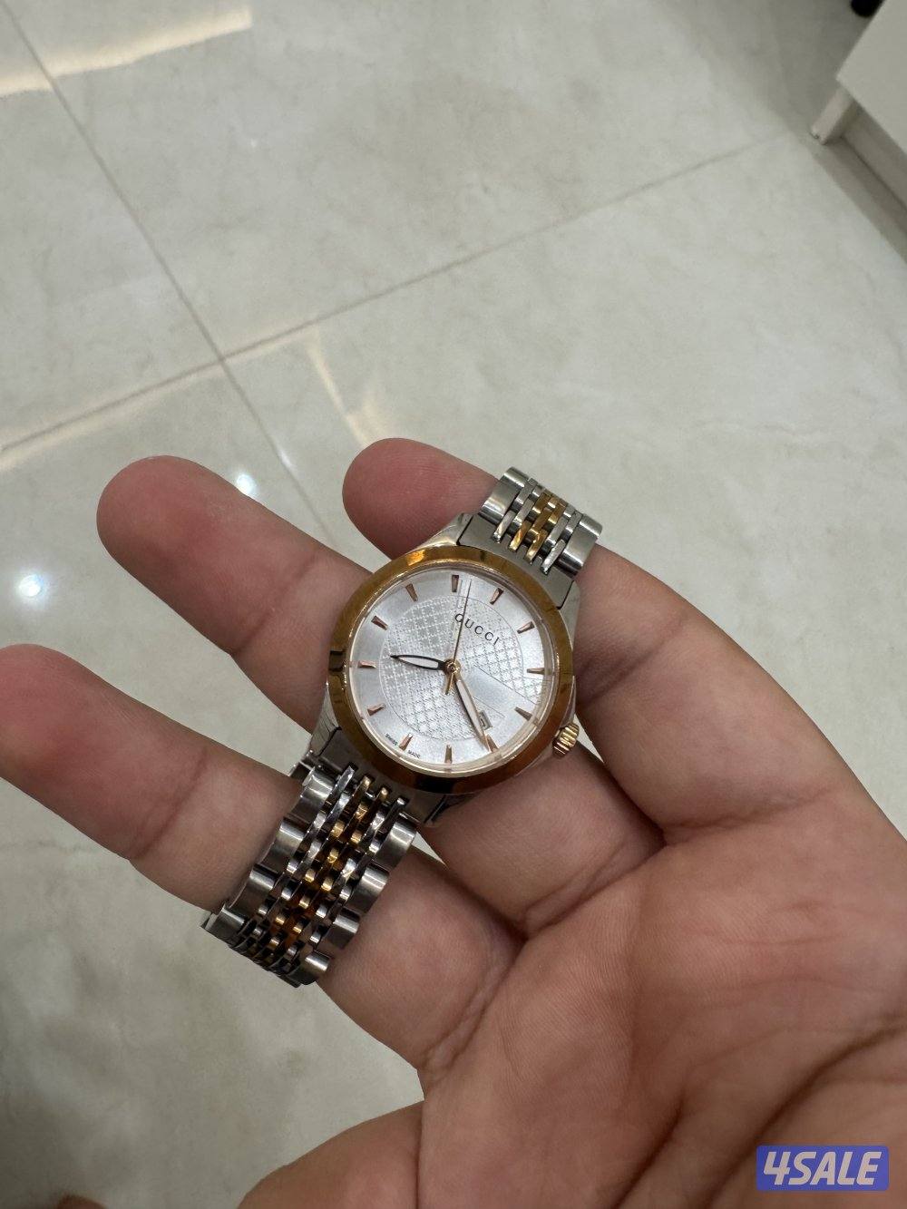 ساعه يد نسائيه من قوتشي شبه جديده و نظيفه بتصميم جديد وفاخر0