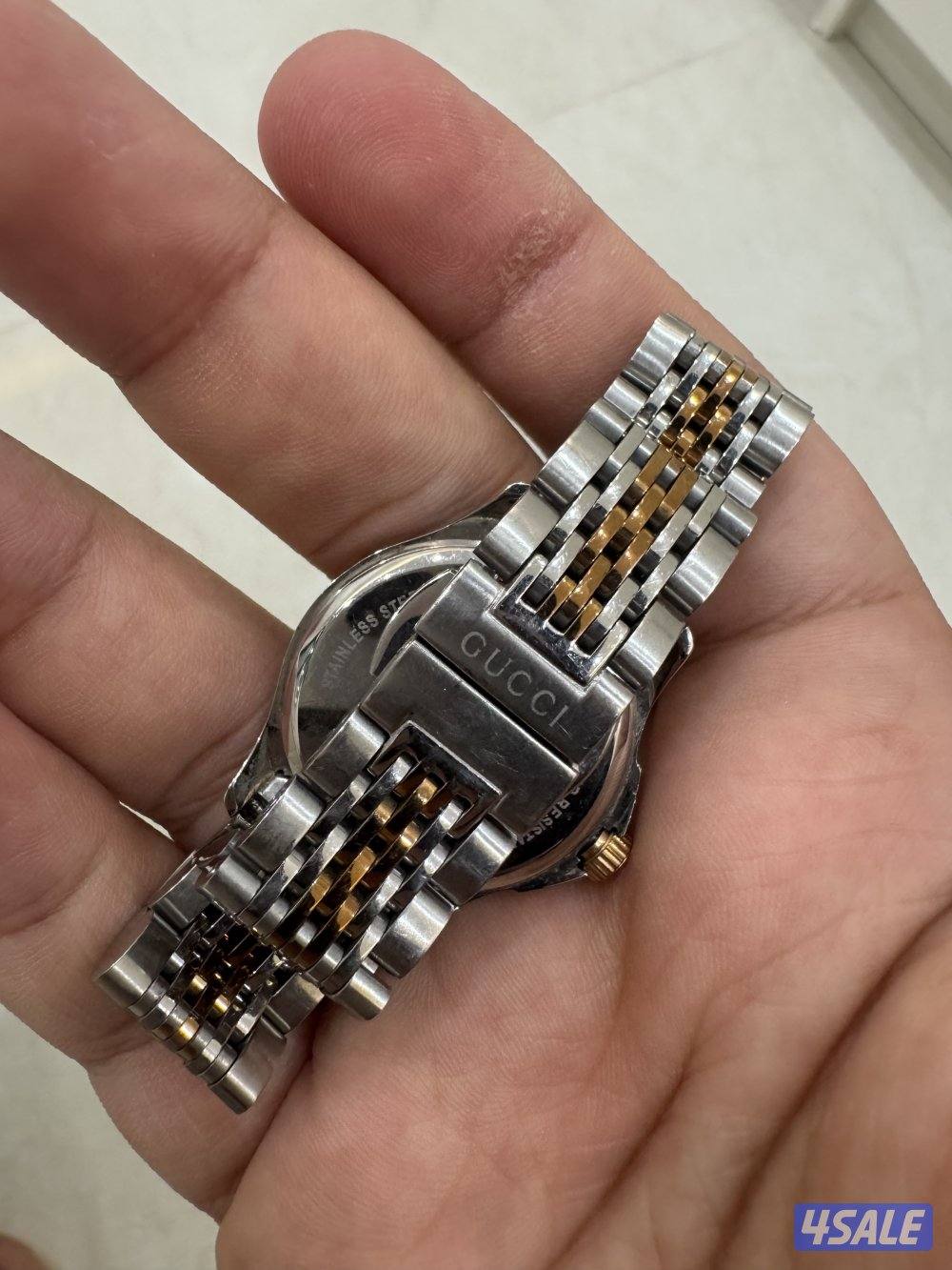 ساعه يد نسائيه من قوتشي شبه جديده و نظيفه بتصميم جديد وفاخر1