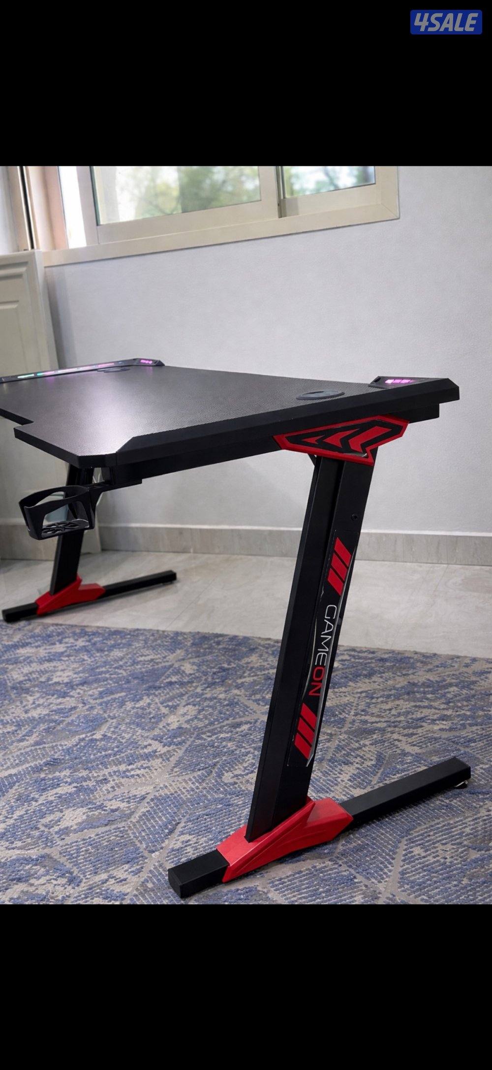 للبيع طاولة قيمنق مقاس 140في 60 وفيها اضاءة ملونة السعر 25 دينار0