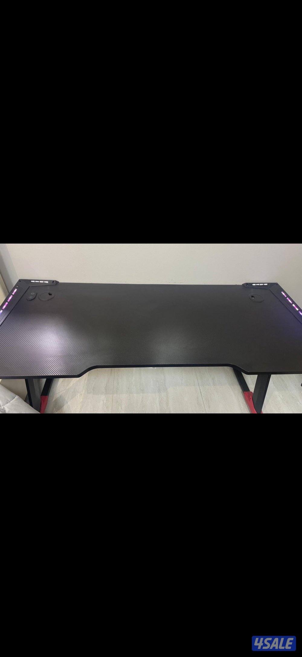 للبيع طاولة قيمنق مقاس 140في 60 وفيها اضاءة ملونة السعر 25 دينار1