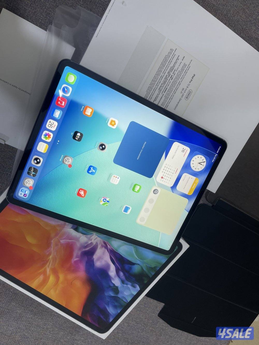 ايباد 12.9 انش 256 قيقا الجيل الرابع نظيف جدا مع الاغراض0