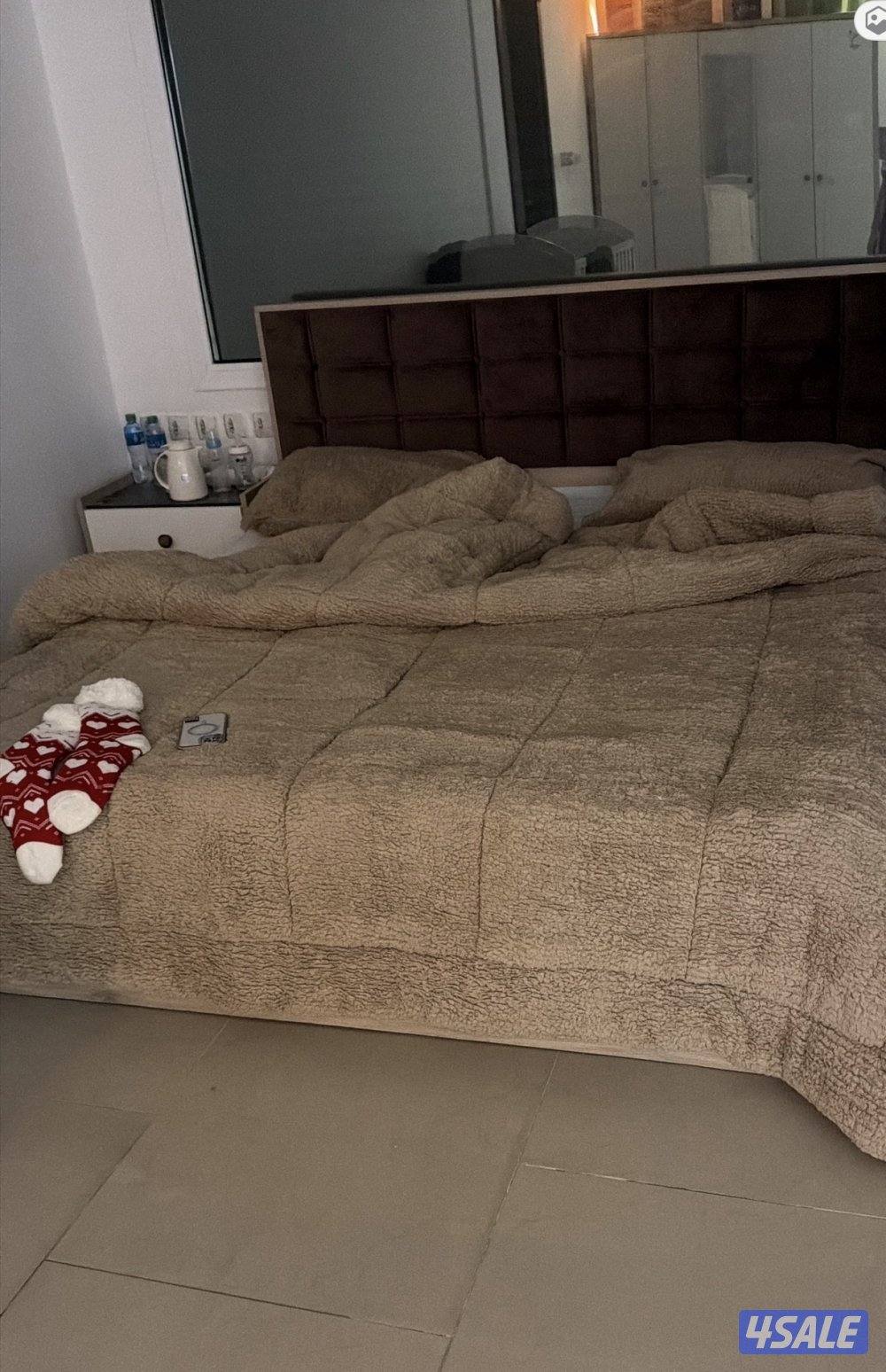 سرير ١٨٠*٢٠٠ و كبت ٥ ابواب و تسريحه0